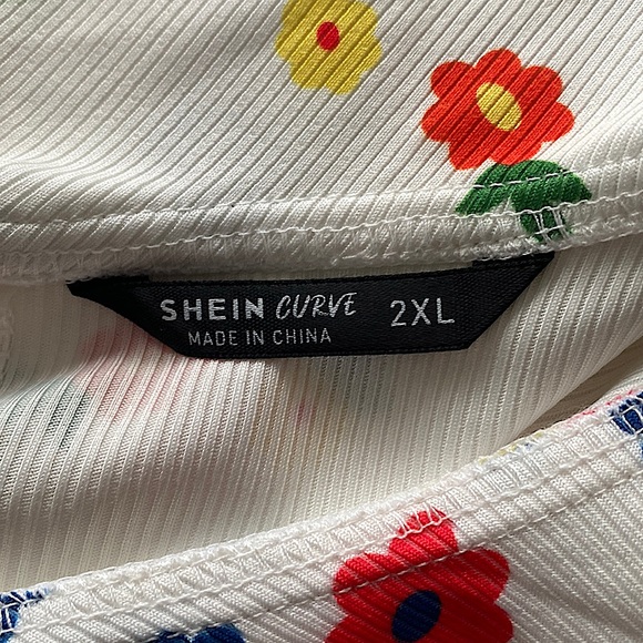 Multicoloured flower print jersey/rayon top, with a peter pan collar. - Picture 3 of 3